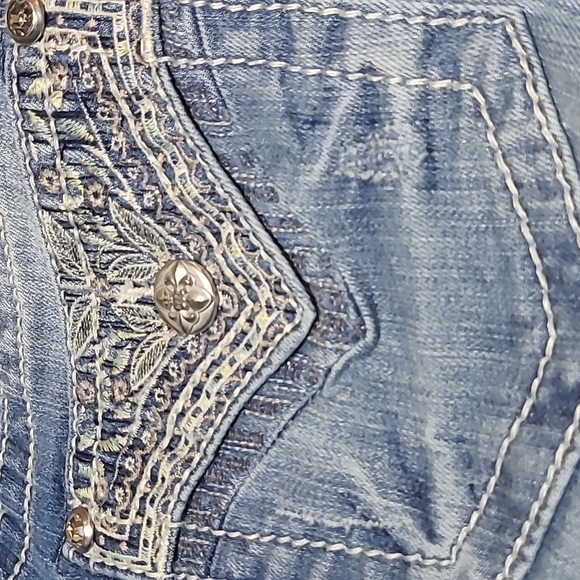 MISS ME SEQUINS EMBROIDERED MID-RISE EASY-FIT CROP DENIM JEAN - Picture 13 of 15